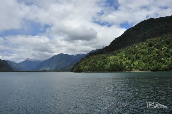 Fiordo Largo, a mais longa travessia de balsa da Carretera Austral, no sul do Chile
